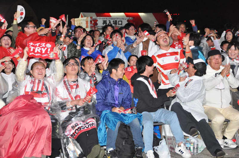【ラグビーW杯】「4年後への力に」横浜・赤レンガパークでPV、日本代表にファンら大声援