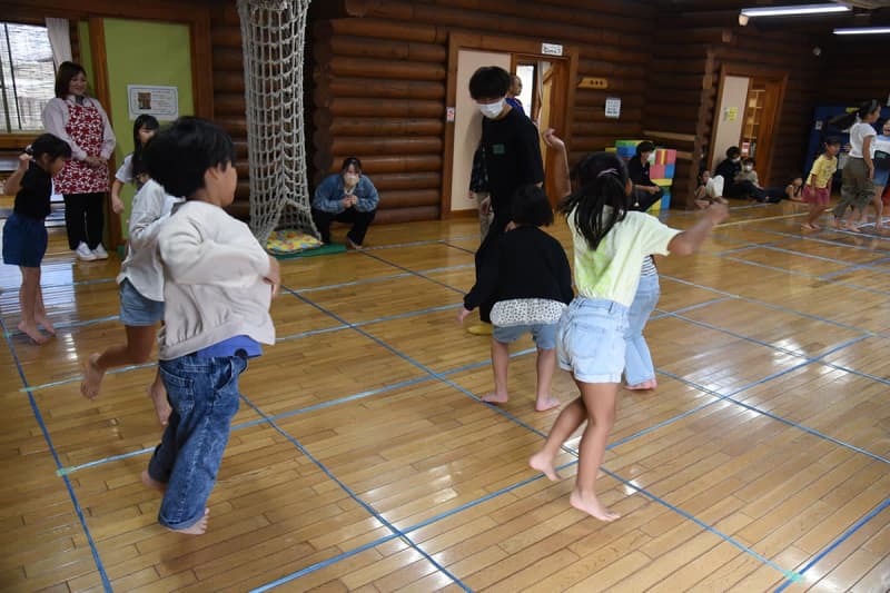遊んで駆け回って体力アップ　東海大の学生ら、平塚でスポーツ交流イベント
