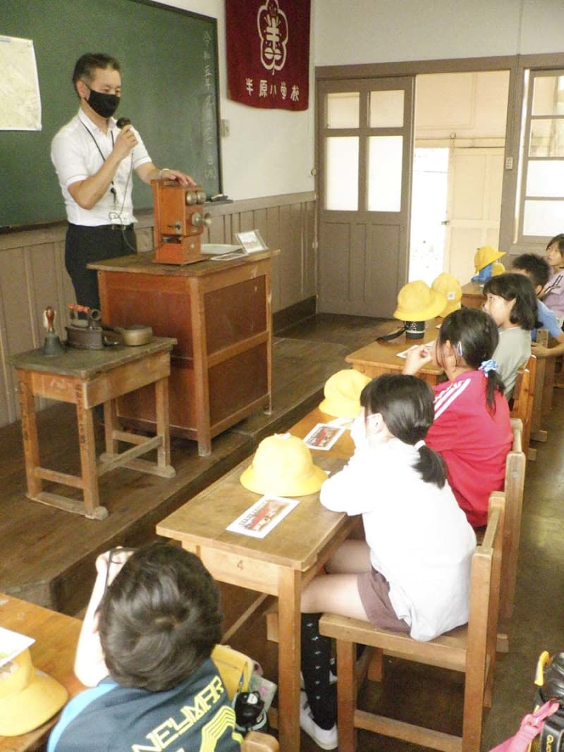 「ひのし」って知ってる？　大正時代の校舎で神奈川・愛川町の小学生が「昔の暮らし」体験