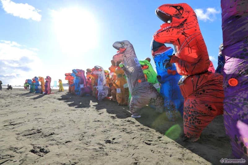 「恐竜」が一勢に走り出す！　28日、湘南ベルマーレ本拠地で試合前に「ティラノサウルスレース」開催