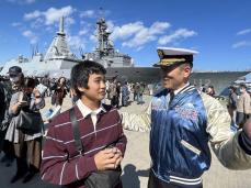 護衛艦や潜水艦、海自艦艇に興味津々　海自横須賀基地で開放行事