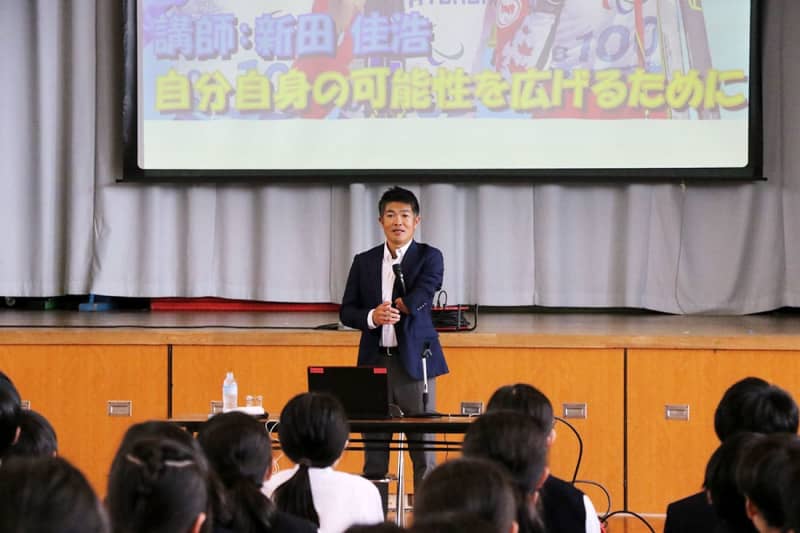 パラスキーのレジェンド新田佳浩選手「1日1日を大切に」　川崎の中学校で講演