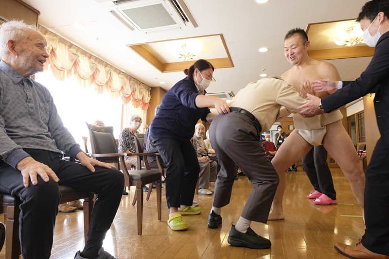 「どすこい」で健康維持を　元力士・大岩戸さん、横浜の老人ホームで相撲の動作伝授