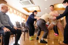 「どすこい」で健康維持を　元力士・大岩戸さん、横浜の老人ホームで相撲の動作伝授
