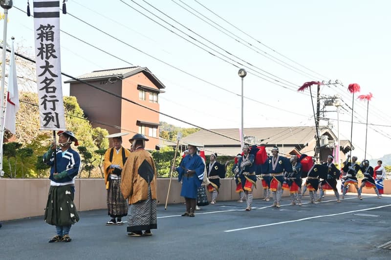 70回目の「箱根大名行列」4年ぶり温泉街でも　華やかな衣装姿に大勢の歓声