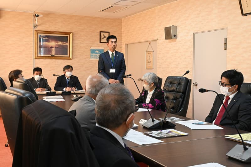 真鶴・新町長の小林氏が登庁　「膿出し切る」　就任45日間で不祥事洗い出しも