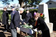 ドイツ軍艦爆発事故から81年　横浜で犠牲者悼む墓前祭、日独の100人が参加