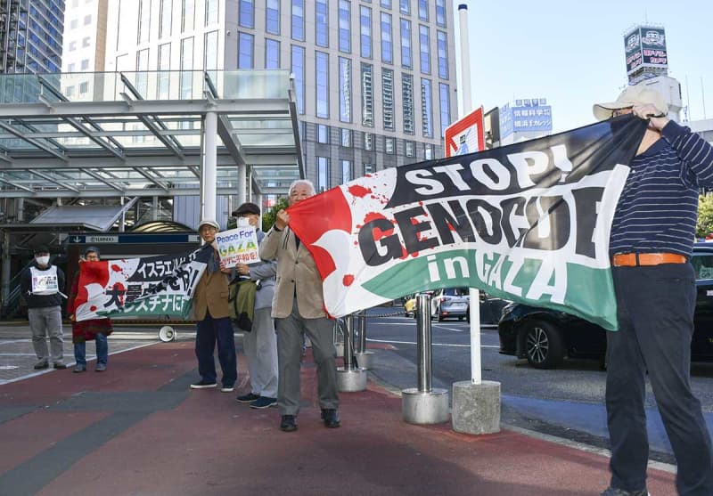 「ガザに平和を」「虐殺をやめろ」　横浜駅前でガザ即時停戦訴え　市民団体らパレスチナへの連帯アピール