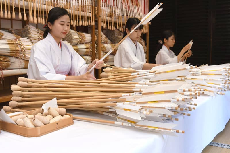 鎌倉・鶴岡八幡宮で破魔矢作りがピーク　新年迎える準備着々