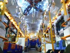 川崎市交通事業80周年を記念　市バスが車内をライトアップ、クリスマス仕様に　25日まで2台限定