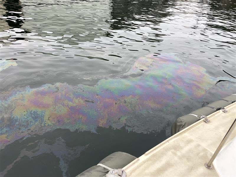 横浜・神奈川区の瑞穂大橋付近の海上で「油浮いている」　海保が防除作業