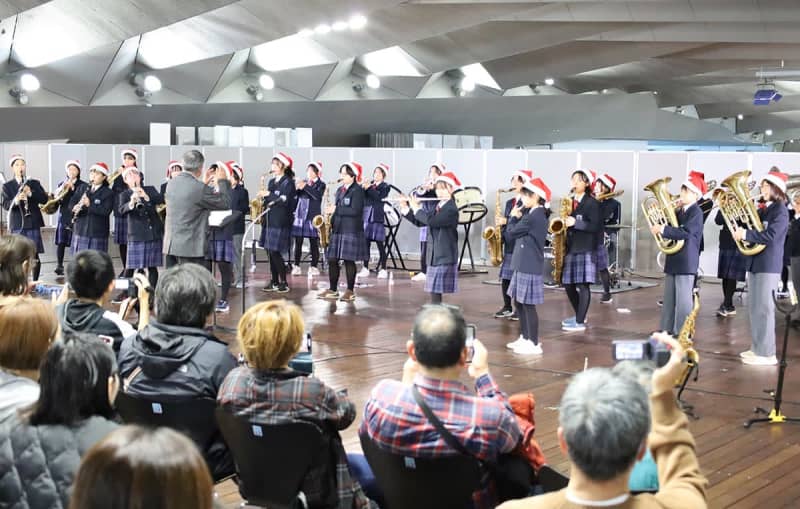 クリスマス気分盛り上げる「くじらコンサート」　横浜・大さん橋、初日は地元中学生が吹奏楽披露