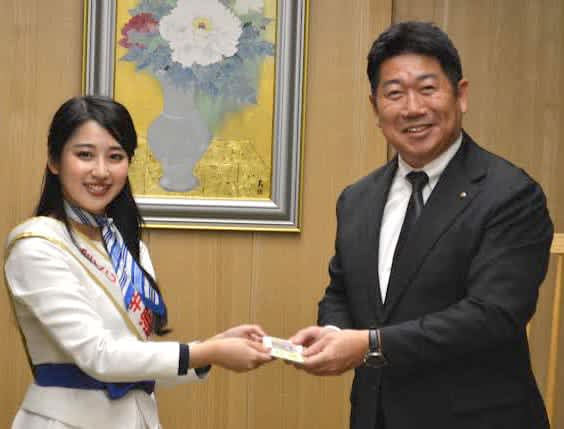 「幸運の女神」が川崎市役所訪問　年末ジャンボ宝くじをPR