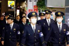 横浜・福富町地区、警察と行政が合同視察　客引き・ぼったくり被害を防げ