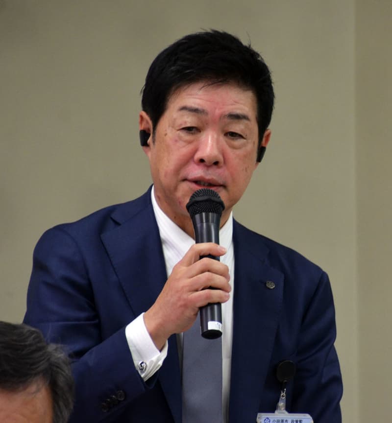 就任3年半で初の定例会見　小田原市長の最側近・八木政策監、報酬は「新任課長並み」