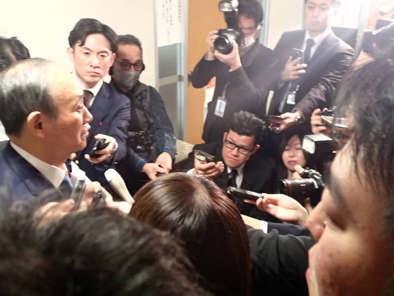 菅氏、岸田首相をけん制「派閥解消がスタートライン」　自民・刷新本部後、廊下で記者団に語ったことは