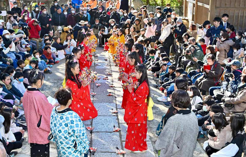 三浦の「チャッキラコ」4年ぶり一般公開に500人　ユネスコ無形文化遺産の踊り披露