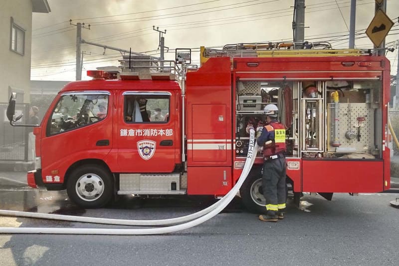 鎌倉で「アパート2階から火が…」　通行人が110番、焼け跡から性別不明の遺体見つかる