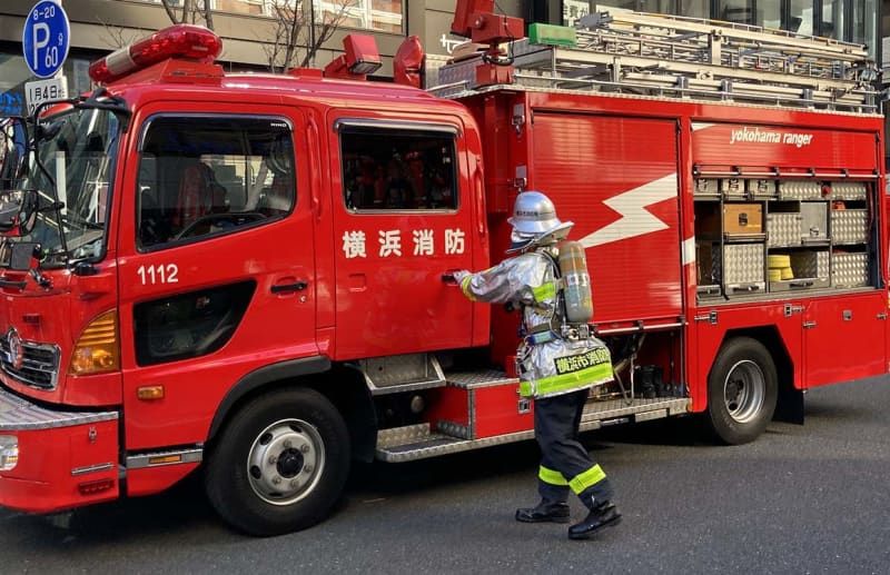 横浜・港北のアパートから出火　居室の一部焼き、住人の女性が搬送