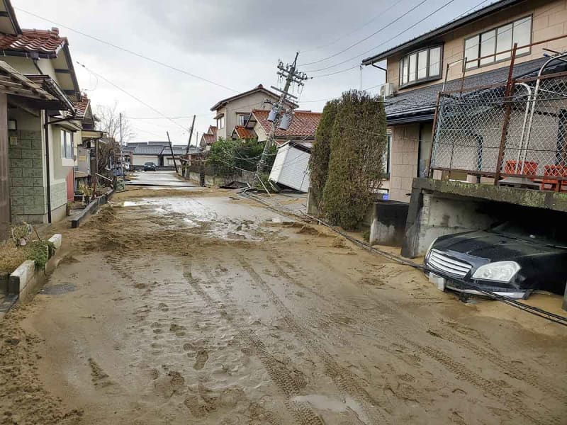 「もう住めない」「自宅壊すしか」傾く家々、道路もめくれ…　石川・内灘町、深刻な液状化被害