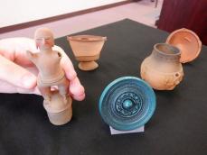 厚木市内で出土の土器や埴輪、カプセルトイに　郷土博物館5周年で28日から販売