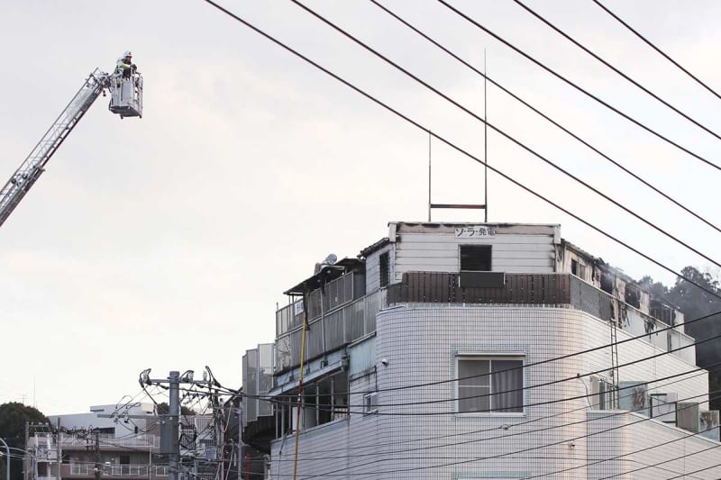 横浜・戸塚の4階建てマンション屋上で火事、1人搬送　ソーラーパネルなど焼く