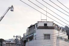横浜・戸塚の4階建てマンション屋上で火事、1人搬送　ソーラーパネルなど焼く