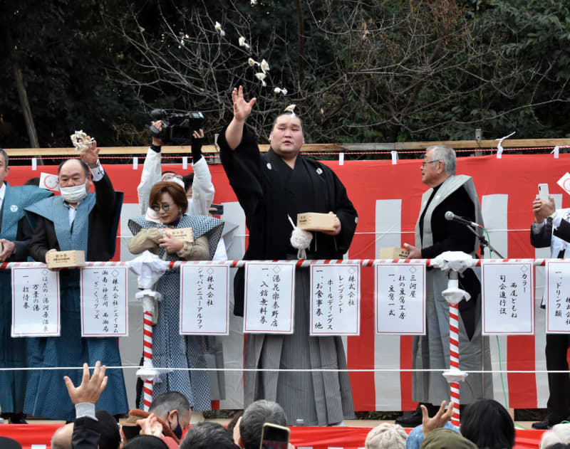 「福は内」横綱照ノ富士関、豪快に豆まき　秦野・出雲大社相模分祠で節分祭