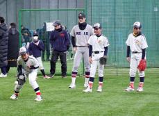 高校球児の手ほどきに子ども歓声　神奈川県高野連イベント、慶応・丸田も日本代表ユニで参加