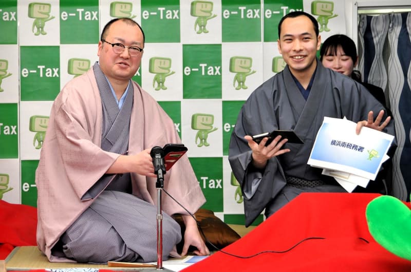 確定申告「e-Tax」横浜橋通商店街で体験イベント　桂枝太郎さんもスマホで実演