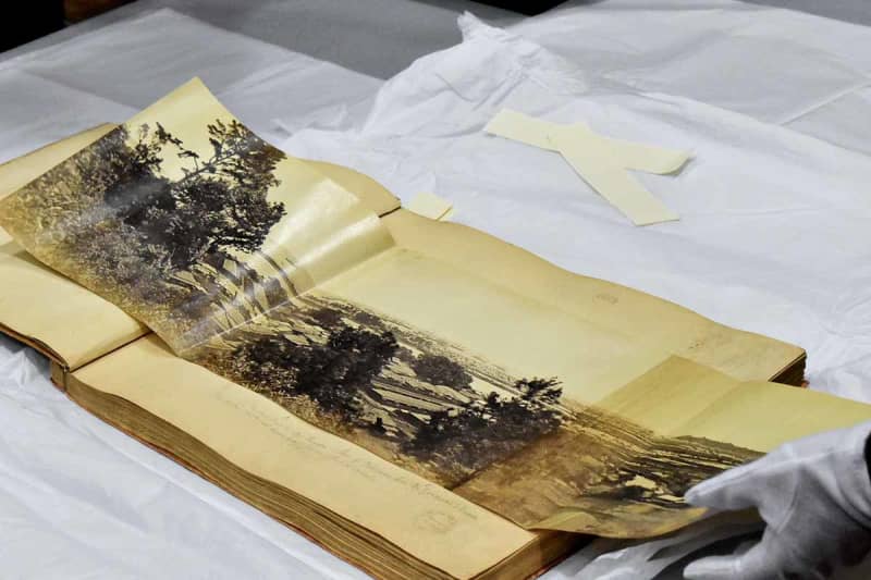 表紙の見返しに1863年…　写真家ベアトの初期アルバム、160年ぶりに帰浜　幕末の風景や人々写す
