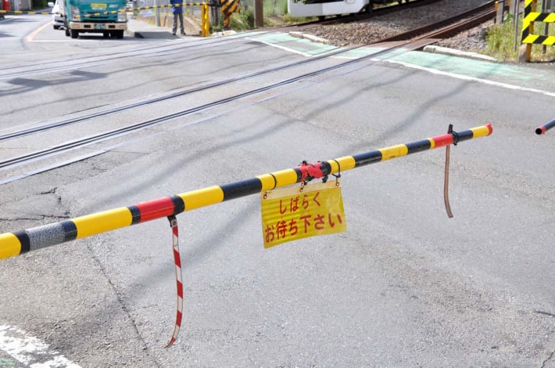 鎌倉の横須賀線踏切で人身事故　一時見合わせ、4500人に影響