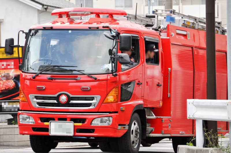 横須賀のリサイクル施設から出火、段ボールが燃える