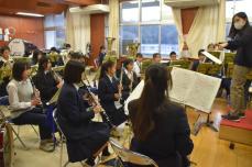 「楽器足りない」部員急増で新入生の分ピンチ　神奈川・葉山中の吹奏楽部、定演で募金活動も