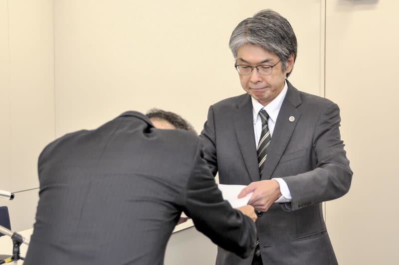 横浜・中2いじめ自殺「違反行為の説明を」　遺族が市教委に申し入れ　第三者による検証も求める