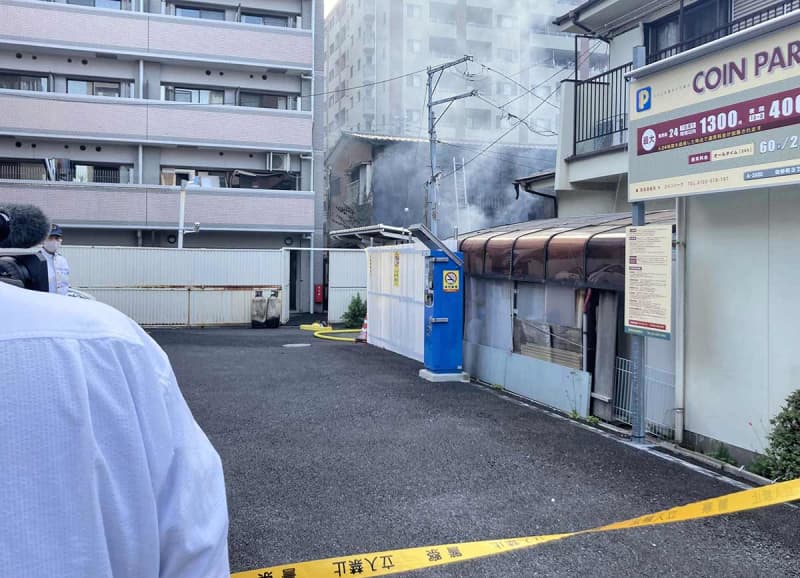 「ボンボンと…」横浜・南区で爆発音、住宅で火事　複数台の車も燃える、現場は阪東橋駅近くの住宅街