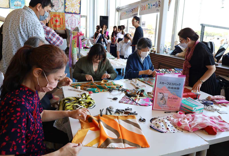 名物「横浜スカーフ」をPR　開港期からの歴史…最近は「防災用にも一枚バッグに」