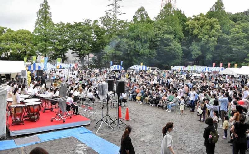 ダンスや飲食の模擬店、みんな笑顔に　横浜・三ツ池公園で18日交流フェスティバル