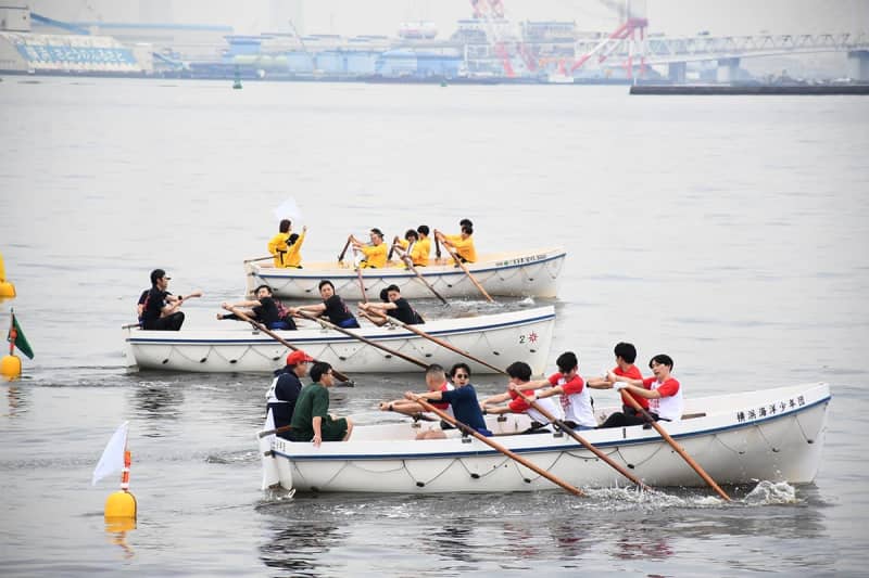 長さ6メートルの救命ボートでミナト疾走　横浜港カッターレース、134チームが熱戦