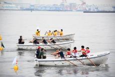 長さ6メートルの救命ボートでミナト疾走　横浜港カッターレース、134チームが熱戦