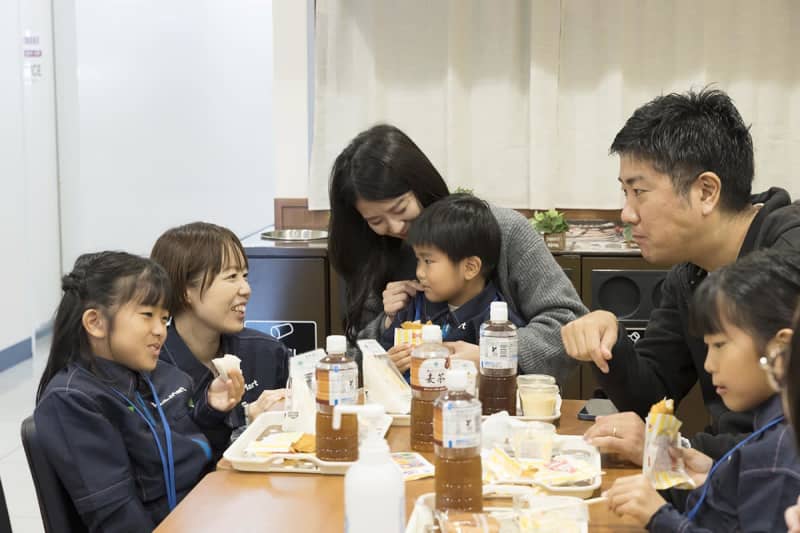 ファミリーマートが神奈川でこども食堂　おにぎりやチキン振る舞う　コカ・コーラも協力