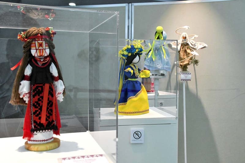 ウクライナの伝統人形「モタンカ」、横浜で展示　戦災から避難の子も制作