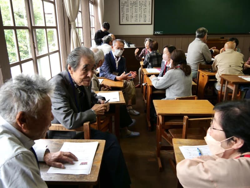 築98年の木造校舎で思い出、語り合って　愛川町が高齢者の認知症予防事業
