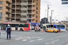 横浜・保土ケ谷の交差点、路線バスとタクシー衝突　運転手・乗客3人軽傷