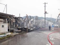 ニワトリ4万5千羽が被害か　愛川町の養鶏場で火事、鶏舎3棟を焼く　出火当時、付近で溶接作業