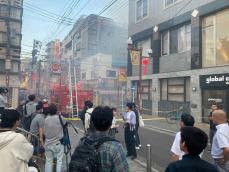 横浜中華街で火事　「黒煙が出ている」と119番　工事現場付近から出火か　住宅など4棟焼く