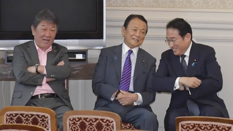 岸田首相、異例の議員総会出席　前日の批判意識か、総裁選へにじむ危機感