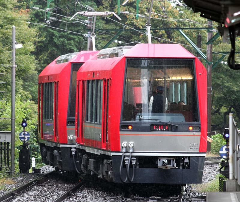 箱根湯本駅で線路上の配電線に倒木が接触　上下線73本が運休