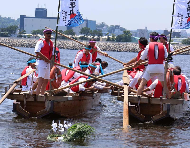 罪やけがれ、茅舟に託し　800年続く伝統神事、横浜の富岡八幡宮で「祇園舟」