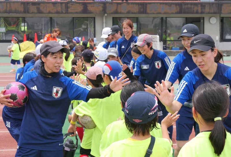 講師はなでしこOG、女子小中学生とサッカー交流　元代表・鮫島彩さん「ボールをたくさん触れば上手に」